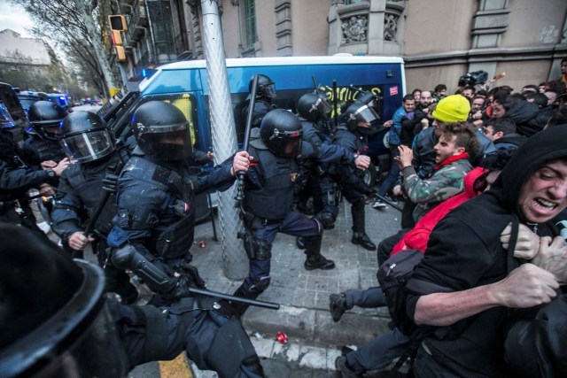 GRAF407. BARCELONA, 25/3/2018.- Miembros de los Mossos d´Esquadra impiden el paso de manifestantes en las inmediaciones de la Delegación del Gobierno en Cataluña, donde centenares de independentistas tratan de desbordar el cordón policial en protesta por la detención del expresidente catalán Carles Puigdemont. . EFE/ Enric Fontcuberta.