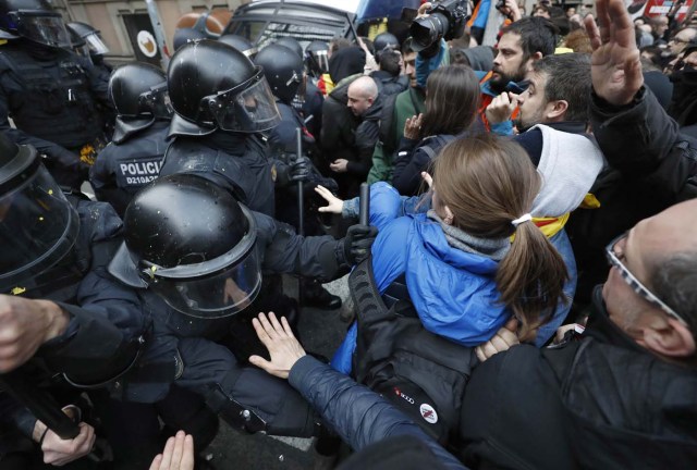 GRAF407. BARCELONA, 25/3/2018.- Miembros de los Mossos d´Esquadra impiden el paso de manifestantes en las inmediaciones de la Delegación del Gobierno en Cataluña, donde centenares de independentistas tratan de desbordar el cordón policial en protesta por la detención del expresidente catalán Carles Puigdemont. . EFE/ Andreu Dalmau.