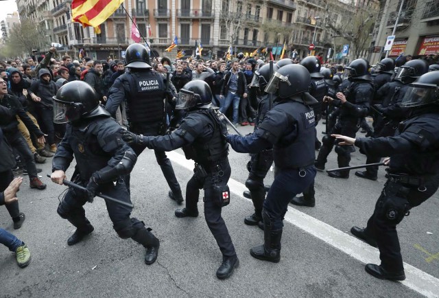 GRAF407. BARCELONA, 25/3/2018.- Miembros de los Mossos d´Esquadra impiden el paso de manifestantes en las inmediaciones de la Delegación del Gobierno en Cataluña, donde centenares de independentistas tratan de desbordar el cordón policial en protesta por la detención del expresidente catalán Carles Puigdemont. . EFE/ Andreu Dalmau.