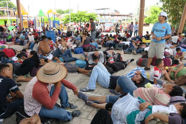 Migrantes centroamericanos descansan en la población de Mapastepec, en el estado de Chiapas (México) este 26 de marzo de 2018. A pie o pidiendo un "ride", más de mil migrantes centroamericanos atraviesan estos días México rumbo a Estados Unidos en una caravana que este año ha multiplicado sus participantes debido a la delicada situación que vive Honduras. Las jornadas del llamado "Viacrucis migrantes en la lucha", nombre que adquiere por su coincidencia con la Semana Santa, comienzan pronto; los migrantes empiezan su camino a las cinco de la mañana, para aprovechar las horas en las que el sol no golpea tan fuerte. EFE/Isabel Reviejo