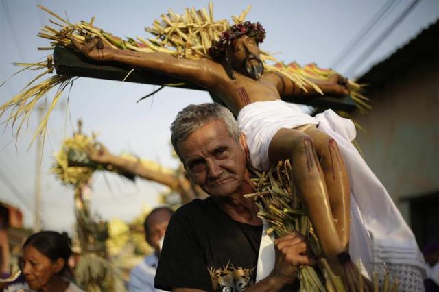 Fieles participan la procesión de los Cristos de Izalco, al oeste de El Salvador. Varios cientos de personas acudieron a dar gracias por un año más de vida y a participar en la única peregrinación cristiana protagonizada por la comunidad indígena siguiendo las costumbres ancestrales. EFE/Rodrigo Sura