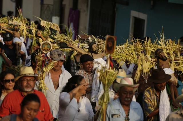 Fieles participan la procesión de los Cristos de Izalco, al oeste de El Salvador. Varios cientos de personas acudieron a dar gracias por un año más de vida y a participar en la única peregrinación cristiana protagonizada por la comunidad indígena siguiendo las costumbres ancestrales. EFE/Rodrigo Sura