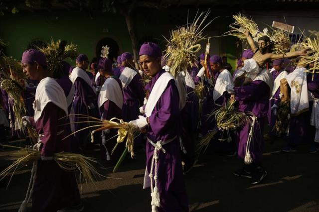 Fieles participan la procesión de los Cristos de Izalco, al oeste de El Salvador. Varios cientos de personas acudieron a dar gracias por un año más de vida y a participar en la única peregrinación cristiana protagonizada por la comunidad indígena siguiendo las costumbres ancestrales. EFE/Rodrigo Sura