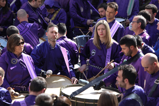 GRAF2949. SAMPER DE CALANDA (TERUEL) (ESPAÑA), 30/03/2018.-Tradicional acto de la Rompida de la hora en Calanda (Teruel), donde miles de tambores y bombos comienzan a tocar a la vez, un año más se ha cumplido la tradición en todas las poblaciones turolenses que conforman de la Ruta del Tambor y el Bombo, que cuenta desde 2014 con el reconocimiento de Fiesta de Interés Turístico Internacional. Del silencio se pasa al poderoso estruendo de tambores y bombos, primero acompasados al particular toque de cada población, después cada pequeño grupo tratando de imponer sobre el resto la potencia o calidad de su toque, que seguirán sonando sin descanso por todos y cada uno de los rincones de las calles. EFE/Antonio García