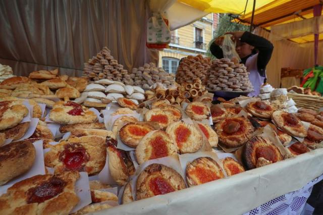 Fotografía de panes y pastelillos típicos de Semana Santa en la "Feria de la Dulce Empanada" este jueves, 29 de marzo de 2018, en La Paz (Bolivia). Las llagas de Cristo, la corona con que le crucificaron o los peces que milagrosamente multiplicó se comen en la Semana Santa boliviana, convertidos en una variedad de panes, pastelillos y bizcochos típicos de la Pascua. EFE/Martín Alipaz