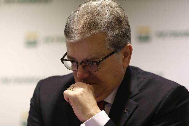 BRA04 RÍO DE JANEIRO (BRASIL), 28/01/2015.- El presidente de la petrolera brasileña Petrobras, Aldemir Bendine, participa hoy, jueves 28 de enero de 2016, en una conferencia de prensa en Río de Janeiro (Brasil). El presidente de la estatal brasileña Petrobras, Aldemir Bendine, presentó hoy un nuevo modelo de gestión y dirección para la compañía con el que se pretende reducir costos y recuperar la credibilidad perdida con escándalos de corrupción. EFE / Marcelo Sayão