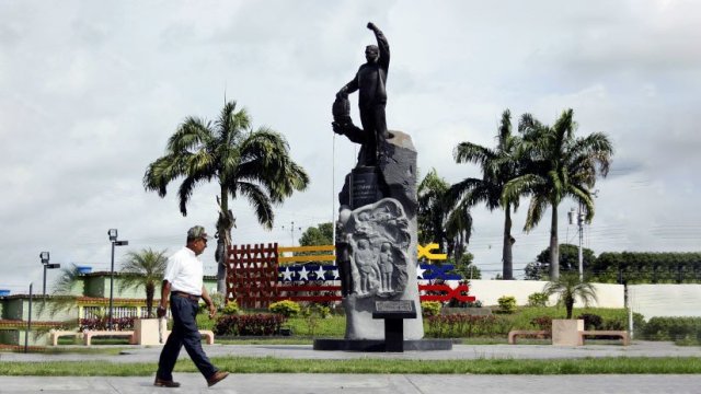 Un grupo de personas tomó la plaza central antes del amanecer, dijeron testigos, quemando llantas al pie de la obra donada por Rusia en la que se ve a Chávez (Foto: Reuters)