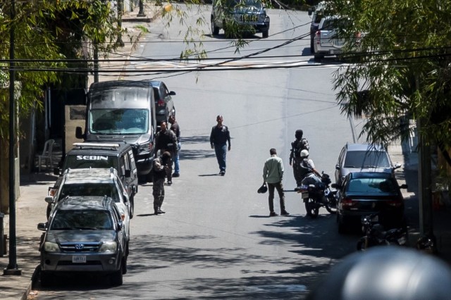 Funcionarios del Sebin en la casa de Leopoldo López. Foto: Miguel Gutiérrez / EFE