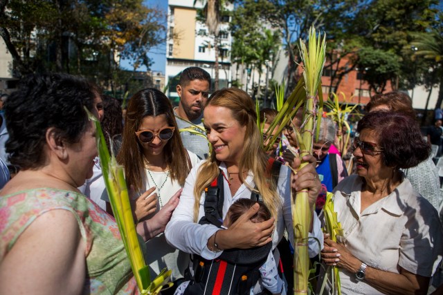 CAR02. CARACAS (VENEZUELA), 25/03/2018.- Lilian Tintori (c), esposa del dirigente político preso, el opositor Leopoldo López, asiste la celebración de la misa del Domingo de Ramos hoy, domingo 25 de marzo de 2018, durante el inicio de la Semana Santa, en Caracas (Venezuela). EFE/Cristian Hernández