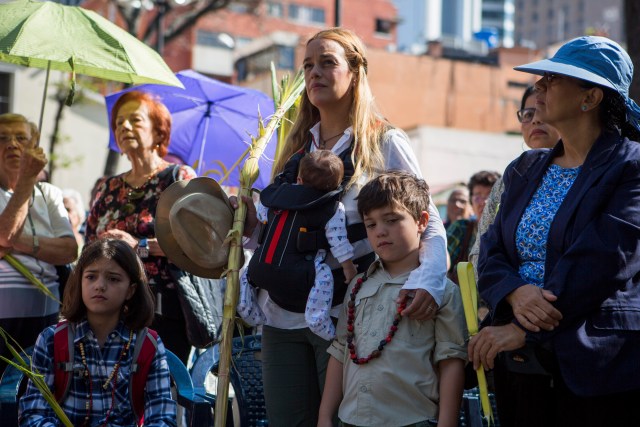 Lilian Tintori (C), spouse of Venezuelan opposition leader Leopoldo Lopez, attends the celebration of the Palm Sunday mass that marks the start of the Holy Week in Caracas, Venezuela, 25 March 2018. EFE/Cristian Hernandez