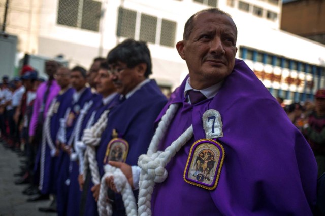 CARACAS (VENEZUELA), 28/03/2018.- Fieles del Nazareno de San Pablo acompañan la procesión anual del Miércoles Santo en la Basílica de Santa Teresa hoy, miércoles 28 de marzo de 2018, en Caracas (Venezuela). Miles de caraqueños saludaron hoy al Nazareno de San Pablo con peticiones de que traiga paz al país y para darle gracias por cumplir sus peticiones en la procesión más representativa de la Semana Santa en la capital venezolana. EFE/Cristian Hernández