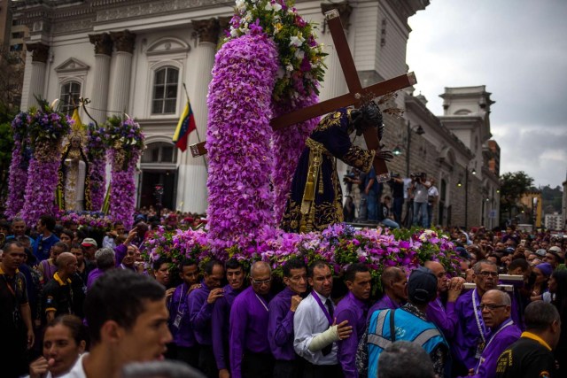 CARACAS (VENEZUELA), 28/03/2018.- Fieles del Nazareno de San Pablo acompañan la procesión anual del Miércoles Santo en la Basílica de Santa Teresa hoy, miércoles 28 de marzo de 2018, en Caracas (Venezuela). Miles de caraqueños saludaron hoy al Nazareno de San Pablo con peticiones de que traiga paz al país y para darle gracias por cumplir sus peticiones en la procesión más representativa de la Semana Santa en la capital venezolana. EFE/Cristian Hernández