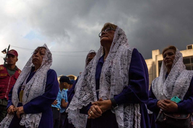 CARACAS (VENEZUELA), 28/03/2018.- Fieles del Nazareno de San Pablo acompañan la procesión anual del Miércoles Santo en la Basílica de Santa Teresa hoy, miércoles 28 de marzo de 2018, en Caracas (Venezuela). Miles de caraqueños saludaron hoy al Nazareno de San Pablo con peticiones de que traiga paz al país y para darle gracias por cumplir sus peticiones en la procesión más representativa de la Semana Santa en la capital venezolana. EFE/Cristian Hernández