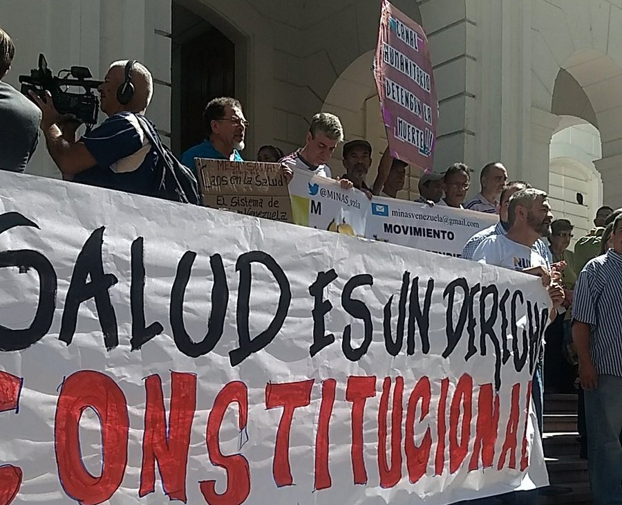 Venezolanos piden ayuda humanitaria frente a la Cruz Roja en Caracas (videos)