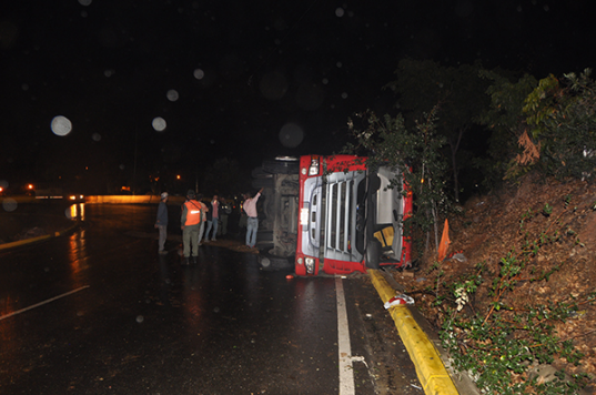 Se volcó gandola que transportaba más de 1000 cajas Clap en Valencia