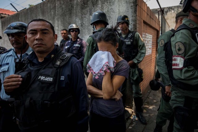 VALENCIA (VENEZUELA), 28/03/2018.- Familiares de presos lloran en las inmediaciones del centro de reclusión de la Policía Estatal de Carabobo (centro) hoy, miércoles 28 de marzo de 2018, en Valencia (Venezuela). Un motín en el centro de reclusión de la Policía Estatal de Carabobo dejó hoy cinco reclusos muertos y dos policías heridos, según informaron medios locales. EFE/Miguel Gutiérrez