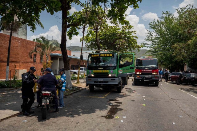 VALENCIA (VENEZUELA), 28/03/2018.- Miembros de la Policía y Bomberos permanecen hoy, miércoles 28 de marzo de 2018, en las inmediaciones del centro de reclusión de la Policía Estatal de Carabobo (centro) en Valencia (Venezuela). Un motín en el centro de reclusión de la Policía de Carabobo (centro) de Venezuela dejó hoy cinco reclusos muertos y dos policías heridos, según medios locales. EFE/Miguel Gutiérrez