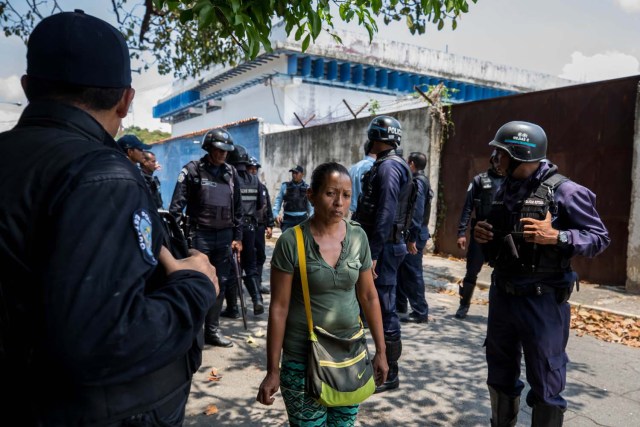 VALENCIA (VENEZUELA), 28/03/2018.- Un grupo de familiares de presos hablan con miembros de la Policía hoy, miércoles 28 de marzo de 2018, en las inmediaciones del centro de reclusión de la Policía Estatal de Carabobo (centro) en Valencia (Venezuela). Un motín en el centro de reclusión de la Policía de Carabobo (centro) de Venezuela dejó hoy cinco reclusos muertos y dos policías heridos, según medios locales. EFE/Miguel Gutiérrez