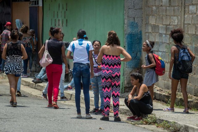 VALENCIA (VENEZUELA), 28/03/2018.- Un grupo de familiares de presos permanece en las inmediaciones del centro de reclusión de la Policía Estatal de Carabobo (centro) hoy, miércoles 28 de marzo de 2018, en Valencia (Venezuela). Un motín en el centro de reclusión de la Policía de Carabobo (centro) de Venezuela dejó hoy cinco reclusos muertos y dos policías heridos, según medios locales. EFE/Miguel Gutiérrez