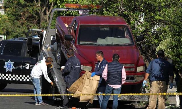 Ampliar Los cuerpos estaban en la caja de una camioneta tipo pick-up.  Foto: Isabel Granada. El nuevo diario. 