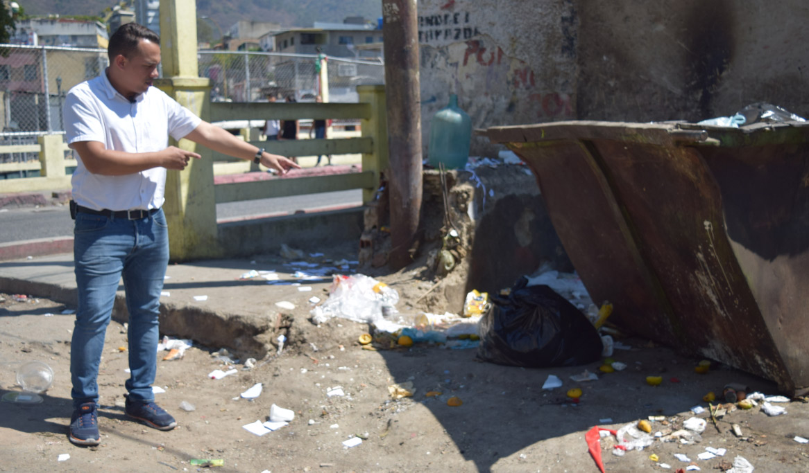 Chapellín sumergida y olvidada entre la basura y la oscuridad