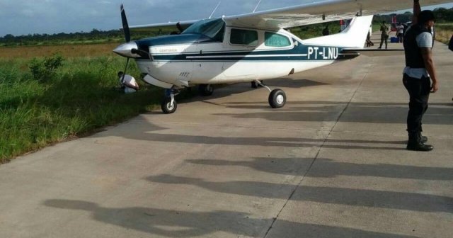 Avión donde decomisaron la droga. Foto Korps politie suriname 