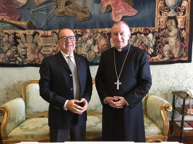 Hiram Gaviria, presidente de Puente, junto a Pietro Parolin  // Foto Prensa