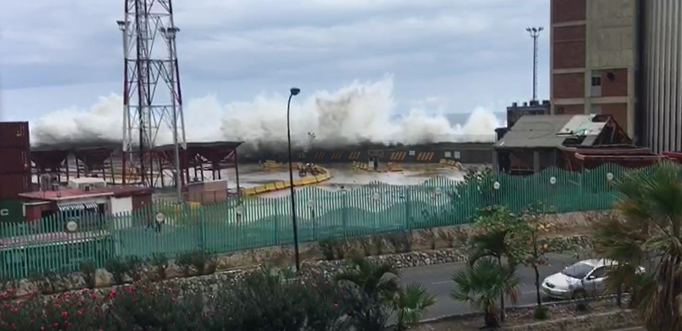 Fuerte oleaje en Vargas inunda Puerto de La Guaira (VIDEO)