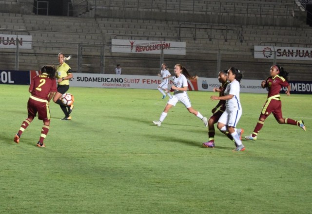 Equipo de Sub17 femenino // Foto @FemeninoFVF