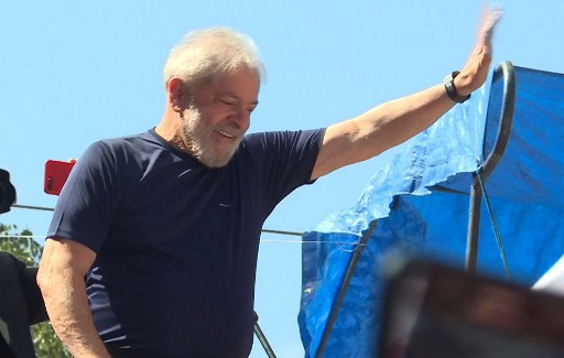 Esta captura de pantalla muestra al ex presidente brasileño (2003-2011) Luiz Inácio Lula da Silva saludando a los simpatizantes en el edificio del sindicato de trabajadores metalúrgicos en Sao Bernardo do Campo, en el área metropolitana de Sao Paulo, Brasil, el 7 de abril de 2018. Lula da Silva asistió a una misa para su fallecida esposa Marisa Leticia el sábado en el edificio del sindicato de trabajadores metalúrgicos, donde permaneció atrincherado durante dos días mientras sus abogados negociaban su rendición ante la policía. Lula enfrenta 12 años tras las rejas por aceptar sobornos y lavado de dinero. / AFP PHOTO / Carlos Reyes