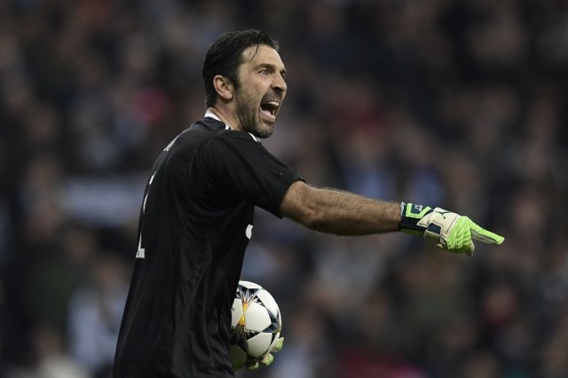 El portero italiano de Juventus, Gianluigi Buffon, discute con el árbitro durante el partido de vuelta de cuartos de final de la UEFA Champions League entre Real Madrid CF y Juventus FC en el estadio Santiago Bernabéu de Madrid el 11 de abril de 2018. 