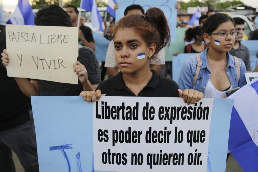 Estudiantes y periodistas protestan en memoria de los periodistas asesinados Angel Gaona frente a la Universidad Centroamericana (UCA) en Managua el 26 de abril de 2018. Nicaragua se mantuvo el jueves a la espera de conversaciones para calmar el sentimiento antigubernamental tras una semana de protestas en las que murieron al menos 37 personas, según grupos de derechos humanos. / AFP PHOTO / INTI OCON