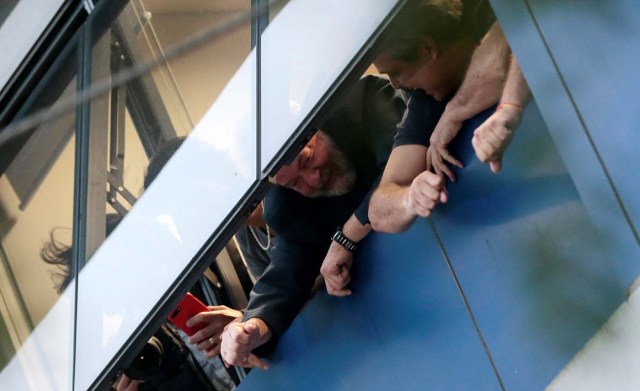 Former Brazilian President Luiz Inacio Lula da Silva waves to supporters from a window during a protest at the metallurgic trade union in Sao Bernardo do Campo, Brazil April 6, 2018. REUTERS/Leonardo Benassatto