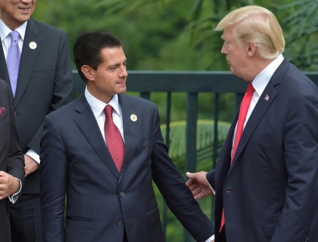 Foto de archivo con el presidente mexicano Enrique Peña Nieto saludando al presidente de Estados Unidos Donald Trump durante una sesión fotográfica en la Cumbre de APEC en Danang, Vietnam, en esta foto distribuida a Reuters por la Presidencia de México, 11 de noviembre, 2017. Presidencia de México/Handout