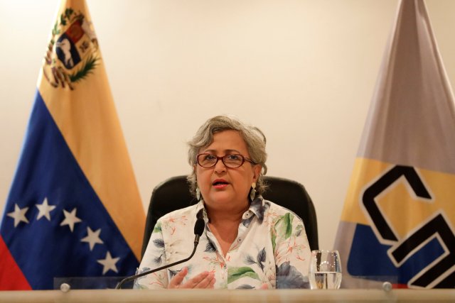 La presidenta del Consejo Nacional Electoral de Venezuela (CNE), Tibisay Lucena, habla con los medios durante una conferencia de prensa en la sede del Consejo Nacional Electoral (CNE) en Caracas, Venezuela el 12 de abril de 2018. REUTERS / Adriana Loureiro NO RESALES. SIN ARCHIVO. 