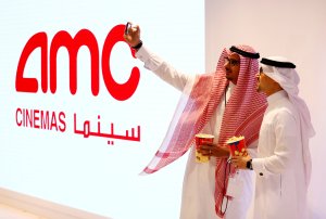 Saudíes agotan primera función pública de cine en 40 años
