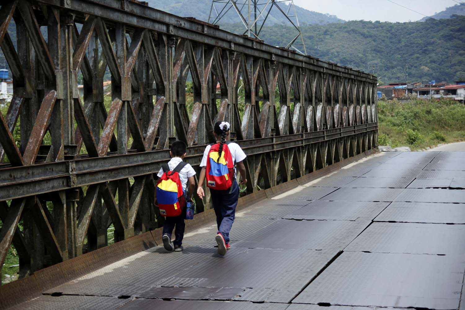 Niños venezolanos no asisten al preescolar por falta de comida, ropa y agua