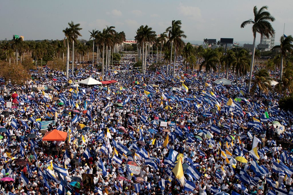 Miles de personas recorren Managua para pedir justicia y dimisiones