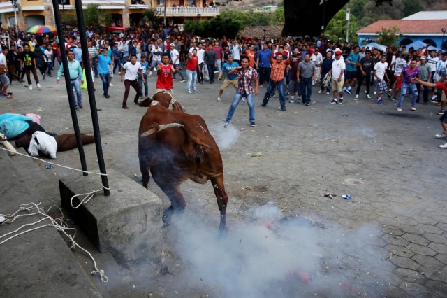 ACOMPAÑA CRÓNICA: GUATEMALA SEMANA SANTA GU6009. SACAPULAS (GUATEMALA), 31/03/2018.- Pobladores participan hoy, sábado 31 de marzo 2018, en la tradicional festividad de "Los Toros" en Sacapulas (Guatemala). "¡Ya llegó la hora de los toros!". Esta frase marca la señal de una tradición única en Guatemala en la que centenares de personas corren delante de un grupo de toros para quemar a su particular "Judas" de trapo y así extirpar las malas energías. EFE/Esteban Biba