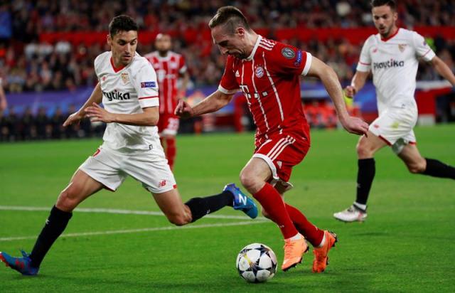 El delantero francés del Bayern, Franck Ribéry (d), conduce el balón ante el jugador del Sevilla, Jesús Navas, durante el encuentro correspondiente a la ida de los cuartos de final de la Liga de Campeones disputado esta noche en el estadio Sánchez Pizjuán de la capital andaluza. EFE