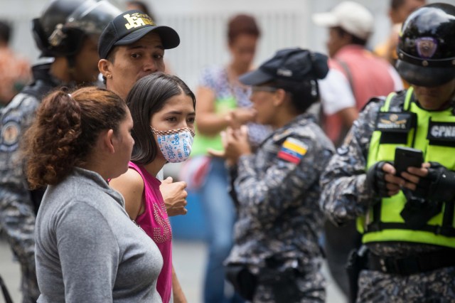 CAR21. CARACAS (VENEZUELA), 04/04/2018.- Un grupo de familiares y pacientes del Hospital de Niños José Manuel de los Ríos, toma parte en una protesta por la imposibilidad de recibir quimioterapia por falta de insumos para el tratamiento hoy, miércoles 4 de abril del 2018, en Caracas (Venezuela). El secretario ejecutivo de la Federación de Trabajadores de la Salud de Venezuela (Fetrasalud), Pablo Zambrano, dijo hoy a Efe que los miembros de este gremio realizarán una protesta nacional el próximo 17 de abril para denunciar la crisis en el sector. EFE/MIGUEL GUTIÉRREZ