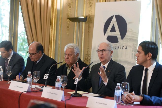 GRAF6389. MADRID, 05/04/2018.- El expresidente del Gobierno Felipe González (2d) y el expresidente de la Asamblea Nacional venezolana Julio Borges (2i) acompañados por los políticos venezolanos Carlos Vecchio (i) y Antonio Ledezma (2d) durante un encuentro celebrado hoy en Casa de América para tratar la situación del país. EFE/Fernando Villar