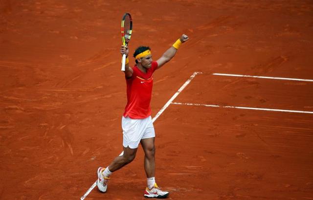 El jugador del equipo español Rafa Nadal, celebra su victoria al finalizar el partido de la primera jornada de la eliminatoria España-Alemania de cuartos de final de la Copa Davis que ha disputado contra el jugador alemán Philipp Kohlschreiber en la plaza de toros de Valencia. EFE/Kai Försterling