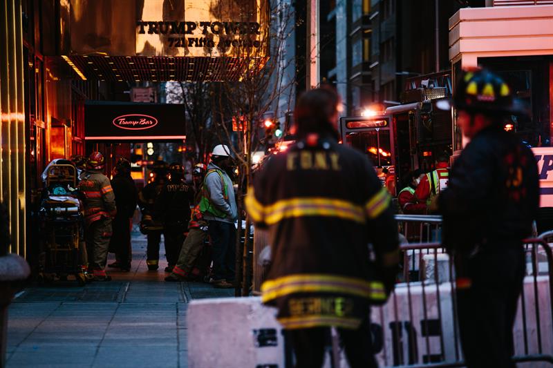 Un muerto y cuatro heridos leves por incendio en la Torre Trump (Video)