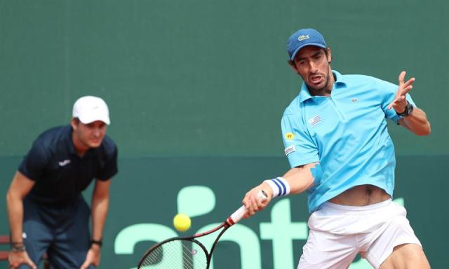  El uruguayo Pablo Cuevas durante el partido ante el venezolano Ricardo Rodríguez hoy, 8 de abril de 2018, en el juego de la serie del Grupo II de la Zona Americana de la Copa Davis que se disputó en Montevideo (Uruguay). EFE/Raúl Martínez