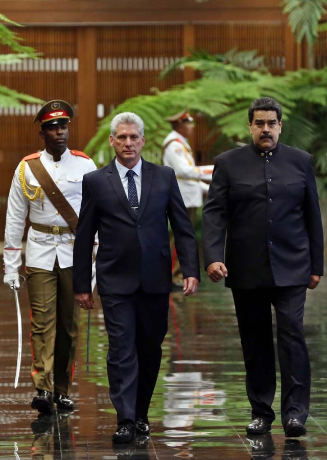 HAB02. LA HABANA (CUBA), 21/04/18.- El presidente de Cuba, Miguel Díaz-Canel (i), y su homólogo de Venezuela, Nicolás Maduro (d), pasan revista a las tropas formadas para la ceremonia oficial de recibimiento hoy, sábado 21 de abril de 2018, en el Palacio de la Revolución de La Habana (Cuba). El nuevo presidente de Cuba, Miguel Díaz-Canel, recibió hoy en el Palacio de la Revolución de La Habana a su homólogo venezolano, Nicolás Maduro, el primer jefe de estado que visita la isla tras el relevo presidencial ocurrido esta semana en el país caribeño. EFE/Alejandro Ernesto