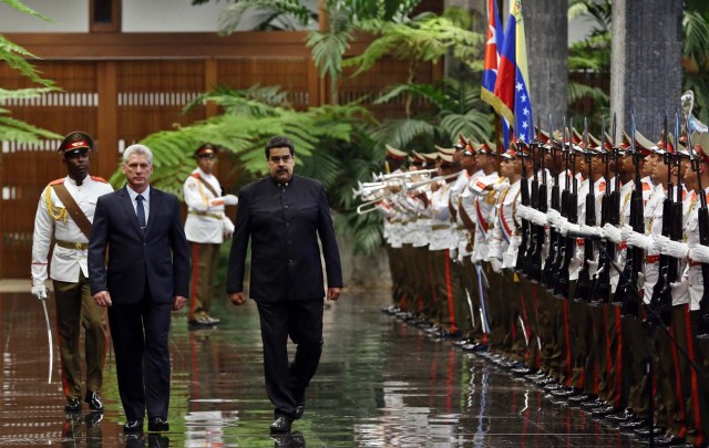 HAB04. LA HABANA (CUBA), 21/04/18.- El presidente de Cuba, Miguel Díaz-Canel (i), y su homólogo de Venezuela, Nicolás Maduro (d), pasan revista a las tropas formadas para la ceremonia oficial de recibimiento hoy, sábado 21 de abril de 2018, en el Palacio de la Revolución de La Habana (Cuba). El nuevo presidente de Cuba, Miguel Díaz-Canel, recibió hoy en el Palacio de la Revolución de La Habana a su homólogo venezolano, Nicolás Maduro, el primer jefe de estado que visita la isla tras el relevo presidencial ocurrido esta semana en el país caribeño. EFE/Alejandro Ernesto