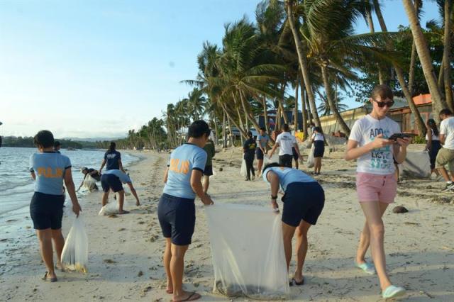 Policías filipinos y voluntarios limpian la basura acumulada en la isla de Boracay, uno de los principales destinos turísticos de Filipinas, después de que cerrase al público por un plazo de seis meses en una polémica decisión del presidente, Rodrigo Duterte, en Boracay (Filipinas), hoy, 26 de abril de 2018. EFE/ Jo Haresh Tanodra