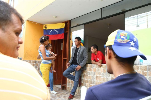 Acompaña crónica PERÚ VENEZUELA - PER12 - LIMA (PERÚ) , 26/4/2018.- fotografía tomada el 25 de abril de 2018, de un grupo de inmigrantes venezolanos que conversan con el empresario textil Renee Cobeña (c) en el interior de la vivienda donde temporalmente residen en uno de los distritos mas populosos de la capital, San Juan de Lurigancho, y que Cobeña alquila para darles albergue, en Lima (Perú). La solidaridad y caridad imperan en el improvisado albergue que un pequeño empresario peruano ha instalado para dar un primer techo a los venezolanos recién llegados a Lima, desde donde intentan comenzar una nueva vida a la que se vieron abocados por la crudeza de la crisis que atraviesa Venezuela. EFE / Ernesto Arias