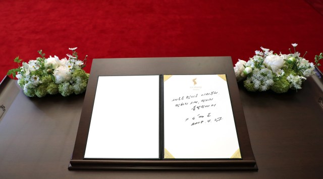 EPA3342. PANMUNJOM (COREA DEL SUR), 27/04/2018.- Mensaje escrito por el líder norcoreano Kim Jong-un en el que se puede leer "Una nueva historia comienza ahora. Una era de paz, el punto de comienzo de la historia" en la Zona Desmilitarizada en Panmunjom (Corea del Sur) hoy, 27 de abril de 2018. Los líderes de las dos Coreas, Kim Jong-un y Moon Jae-in, mantuvieron hoy una larga charla en privado justo antes de afrontar el decisivo tramo final de la cumbre histórica que celebran en la frontera entre los dos países. EFE/ Korea Summit Press / Pool